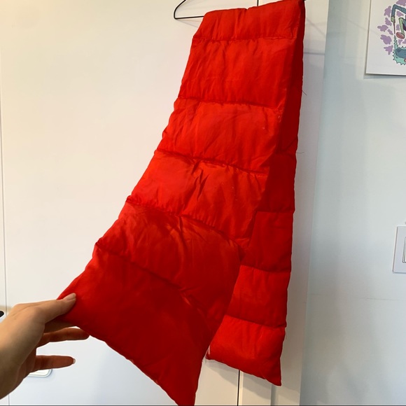 Puff Red winter scarf - Picture 1 of 2